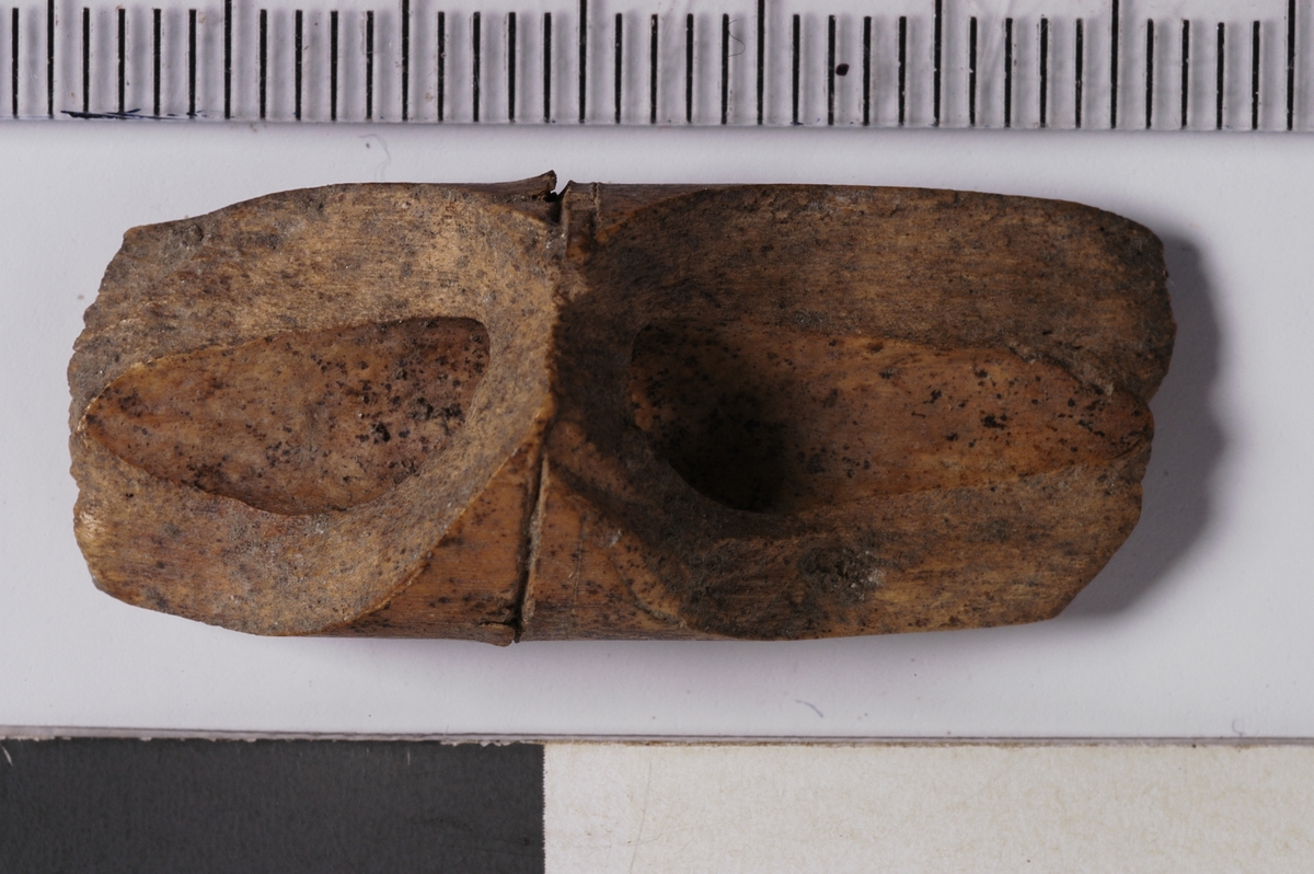 MÅL: A:L. 3, 5CM B:L. 3, 0CM C:L. 12, 5CM, A: BEINNSTUMP BRUKKET I BEGGE ENDER PÅ ENE SIDEN ER DET SLÅTT ET TILNÆRMET RUNDT HULL. B: BEINPIPE, SKÅRET TIL, LANGS HØYESTE PUNKT GÅR ET SAGSPOR. C: DEL AV SKINNEBEIN, AVKAPPET I ENE ENDEN VED ET INNSNITT OG SÅ BRUKKET. KNIVMERKER OGSÅ VED DEN TYKKESTE ENDEN AV BEINET.