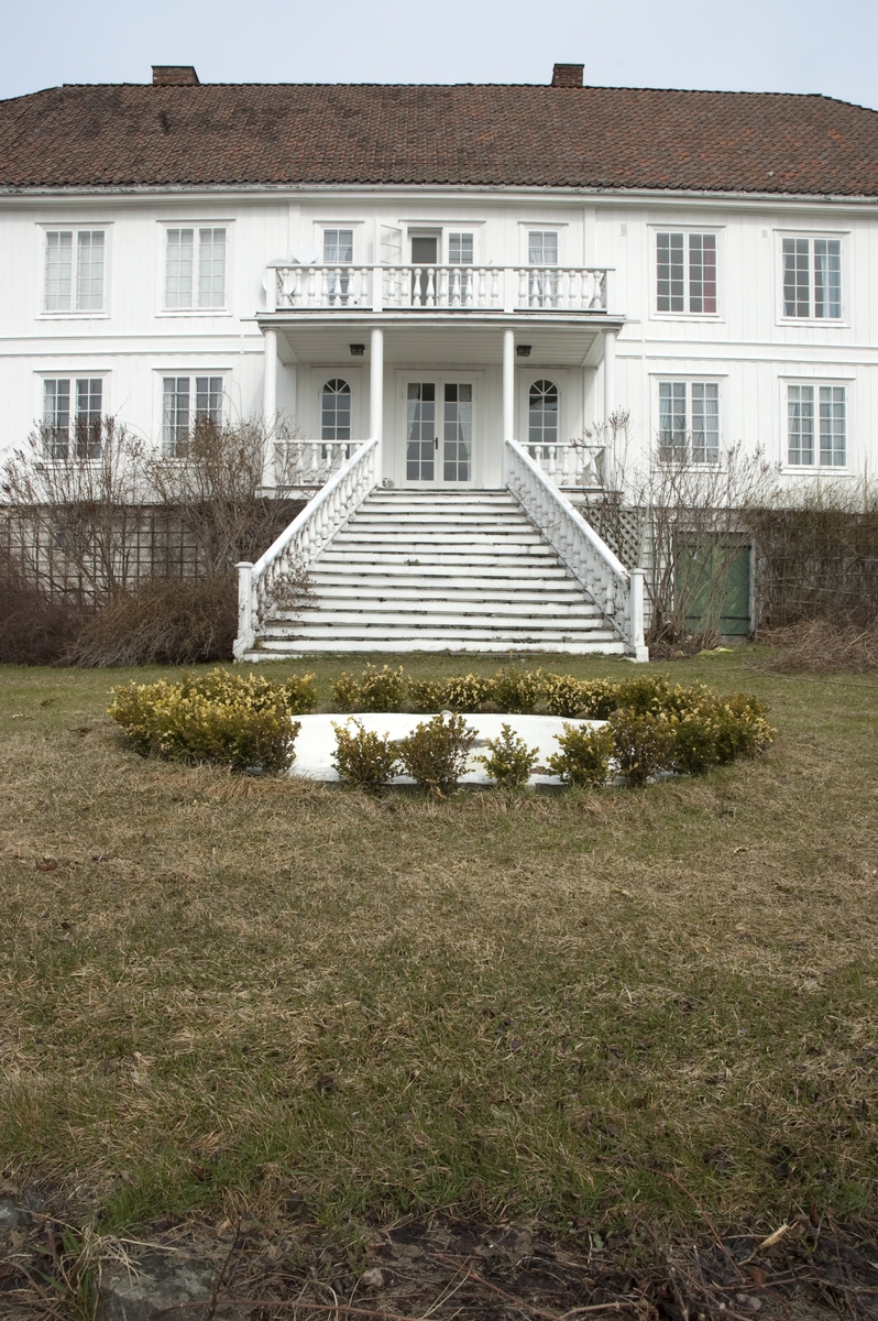 Hovelsrud, Helgøya, Ringsaker. Hovedbygning fra hagen. Fotografert for Ringsakboka VI, utgitt 2006.