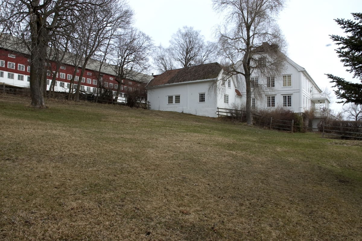 Hovelsrud, Helgøya, Ringsaker. Hovedbygning og låve. Fotografert for Ringsakboka VI, utgitt 2006.