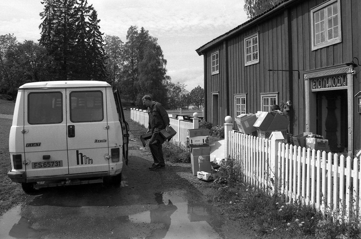 Hamar, Domkirkeodden, Løtenbygningen, Hedmarksmuseet, Evakuering av gjenstander, innventar i Løtenbygningen, flom i Mjøsa i1995. Ragnar Pedersen, museumsbilen, Fiat Ducato, FS-65731.