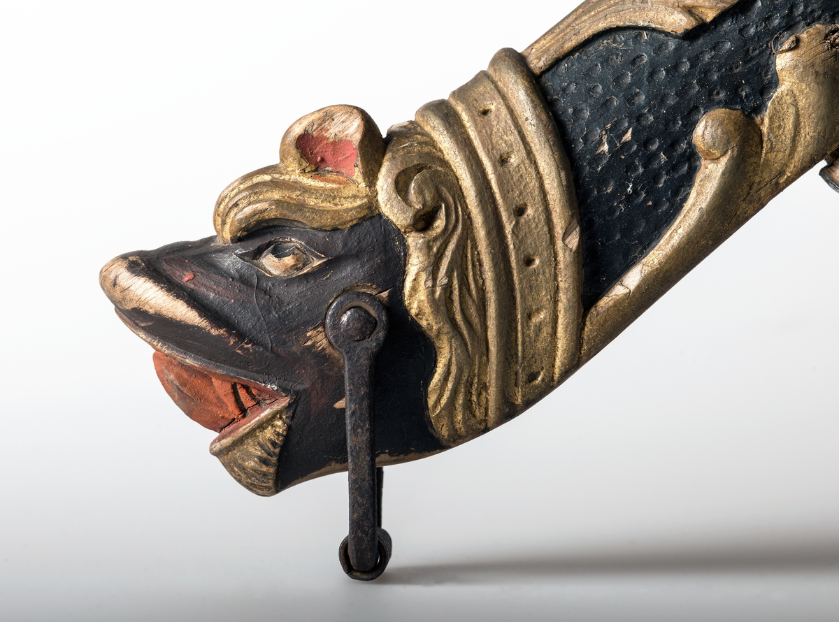 Med dyrehoder, svart forgylt. 