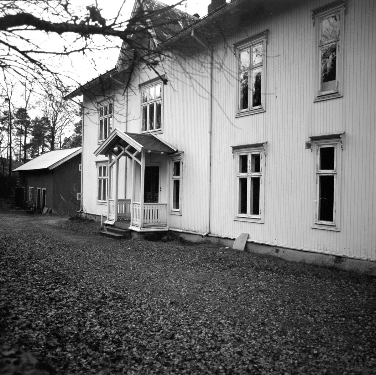 Ringsaker, Moelv, Storgata 127, Ingv. Dehlies Eftf. Ingvald Dehli tok over driften i 1893, bygde egen bolig bak butikken i 1903, landhandel og bolig revet i mars 1978,  