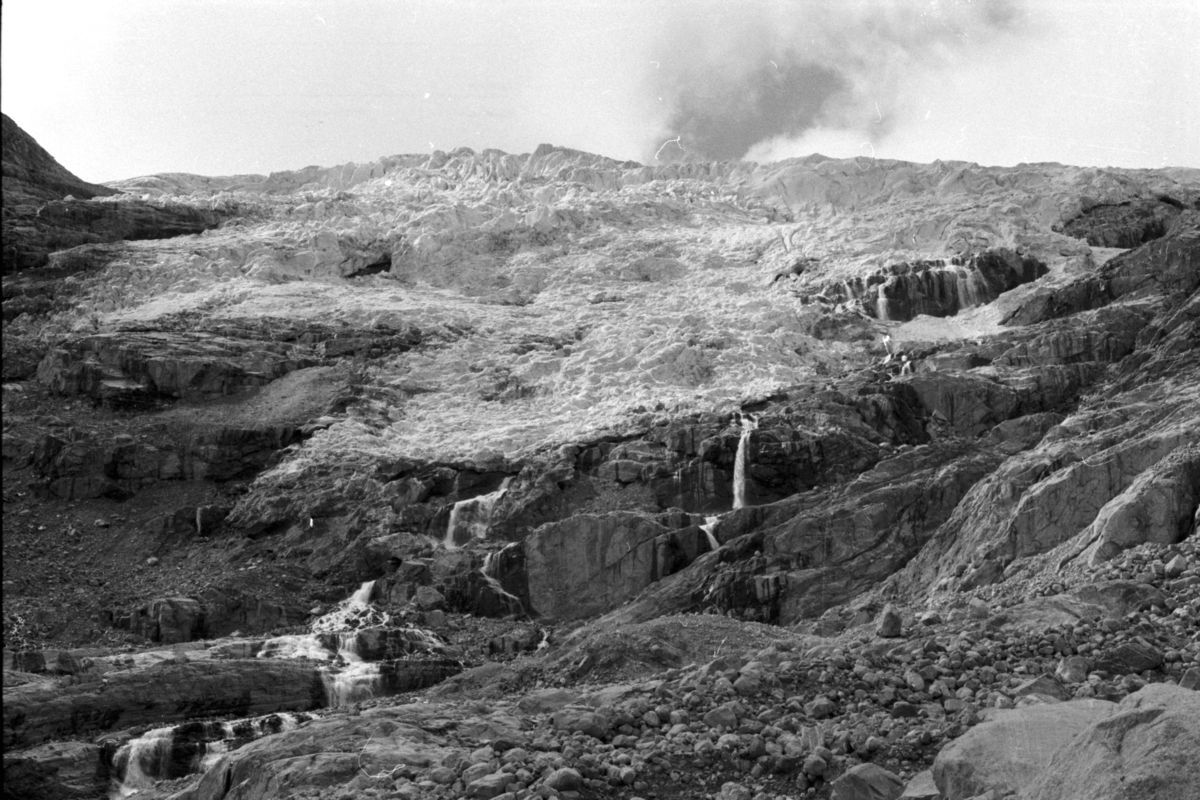 Hengebre over Lodalsbreen