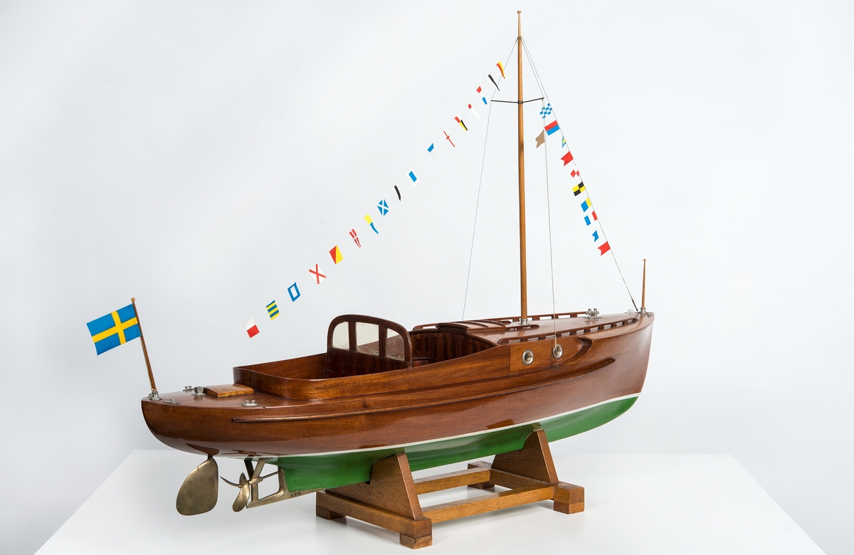 Helmodell av motorbåten WIKING X. Skrov av fernissad mahogny med grömålad botten, mässingsdetaljer. Skrå av ek.