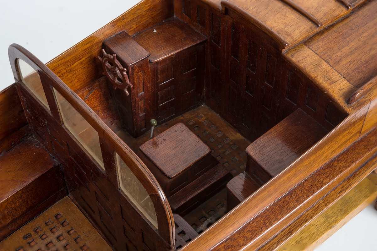 Helmodell av motorbåten WIKING X. Skrov av fernissad mahogny med grömålad botten, mässingsdetaljer. Skrå av ek.