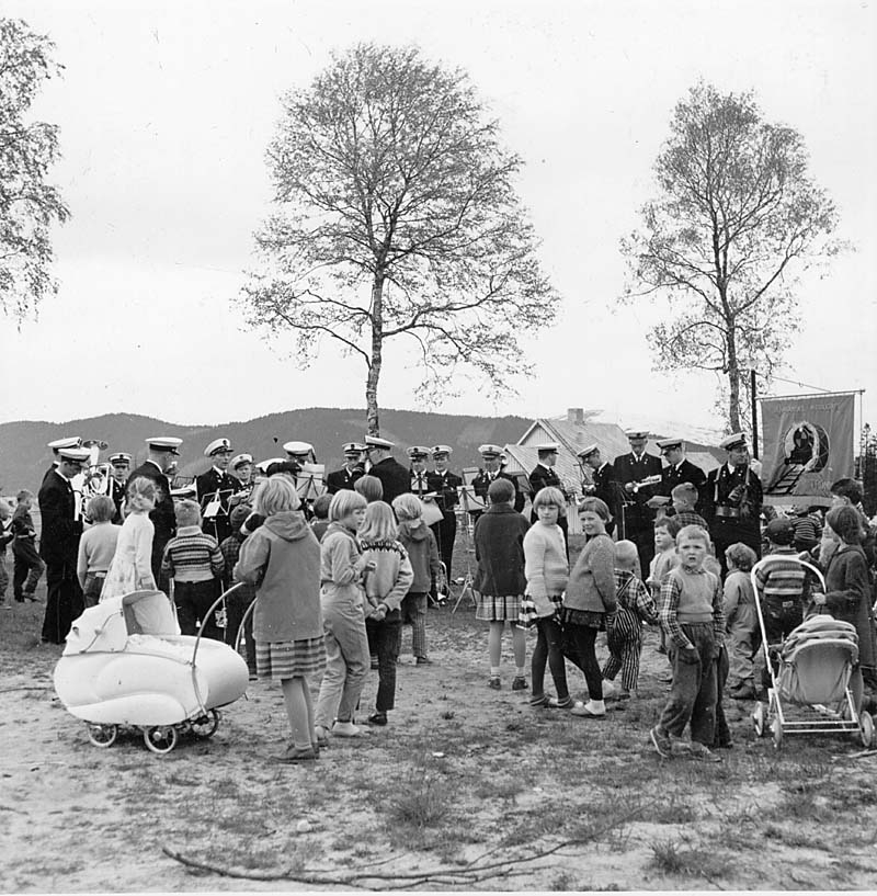 Korps ved administrasjonsbygget Norsk Jernverk As. Barn og barnevogner.