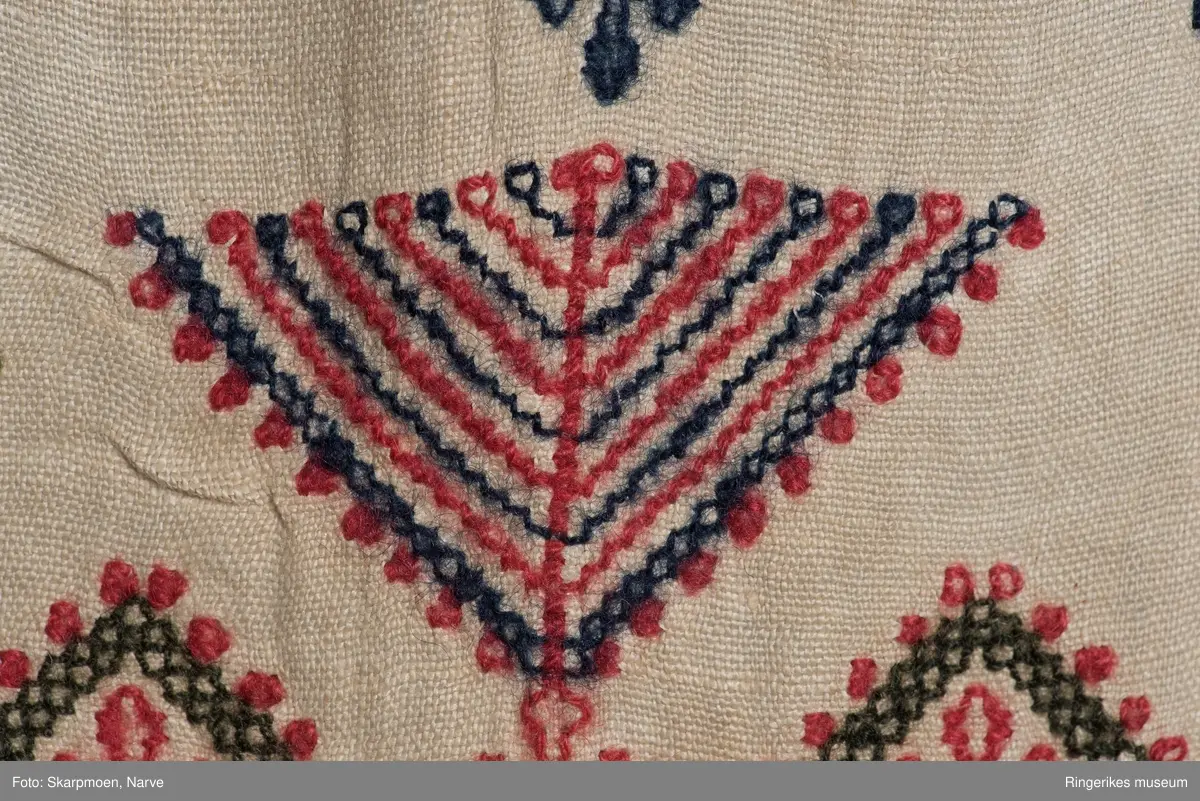 Brodert veggteppe eller duk. Selve stoffet er vevd i lerretsbinding. Nederst på veggteppet går renningen i veven over i et panel i sprang. Dette panelet er ca. 18 cm langt, og består av diamant-former. Langs kanten av veggeteppet er det en tynn bord, denne er enten laget i sprang eller heklet. Borden går nesten til toppen av stoffet, men slutter 7 cm før kanten.

Det er fem felter med broderier. Feltet i midten er større enn de andre, og blir ikke gjentatt. Det øverste og det nederste feltet er nesten helt like, det samme gjelder for det nest øverste og det nest nederste. Helt nederst, før sprang-panelet, er det en smal sikksakk-bord. Broderiet er preget av kors og geometriske former.

Veggteppet bærer preg av slitasje. Det har hull flere steder. Øverste venstre hjørne har en stor rift. Øverste høyre hjørne har et hull som kan ha vært brukt til oppheng (en annen teori er at det kan ha vært rullet rundt en stokk, men dette ville skjult den øverste delen av broderiet). Teppet er jevnt over mer slitt på venstre side. Nederste panel er også litt lysere i fargen enn det øverste. Det er også hull i sprang-panelet nederst. 
