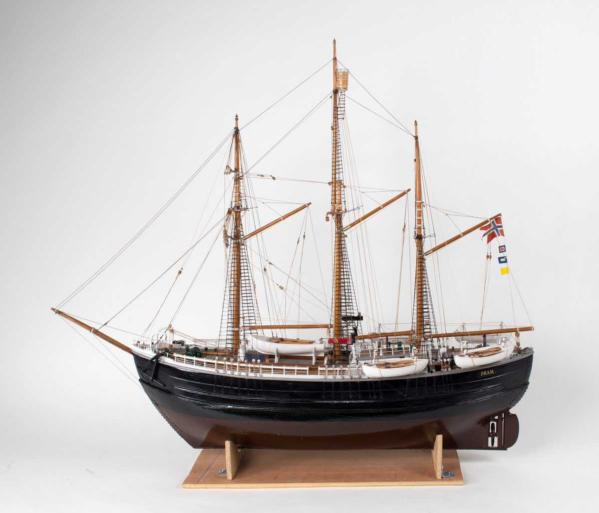 Helmodell av skonnert FRAM, rigget uten seil, i målestokk 1:50.