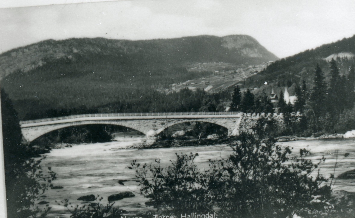 Kyrkjene i Torpo.
Oppheimsgardane i bakgrunnen,