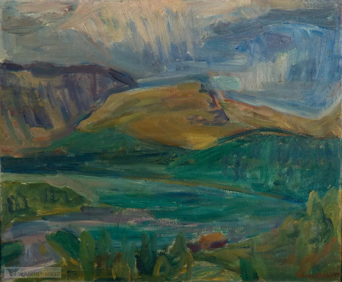 Fjellandskap. Et fjellvann innrammet av vegetasjon med fjell og heier i bakgrunnen.