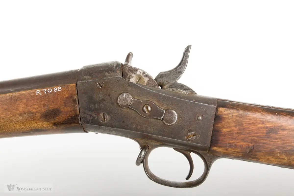 En Kongsberg M/1867 rolling block som har blitt modifisert for sivilt brukt etter utfasing fra Forsvaret. Stokken er endret ved at forskjeftet er fjernet. Baksiktet er også fjernet. Det kan også se ut som det er frest inn et svalehalespor i bakkant som kan tyde på at det kan ha hatt et enklere baksikte på et tidspunkt. Det var vanlig å modifisere disse riflene til andre kaliber, for eksempel for finkalibrede haglepatroner ved at man boret opp løpet.