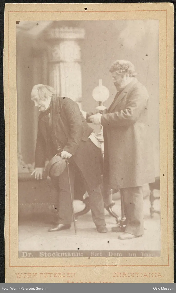 scenebilde, menn, skuespillere, rollebilde, Morten Kiil og Dr. Tomas Stockmann i "En folkefiende" på Christiania Theater, stående helfigur, kostymer