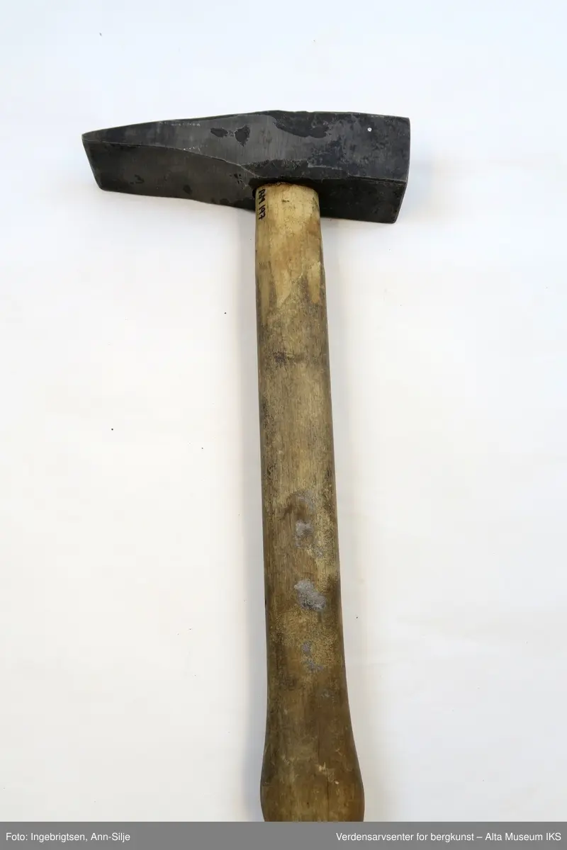 Vanlig hammer-form med treskaft.