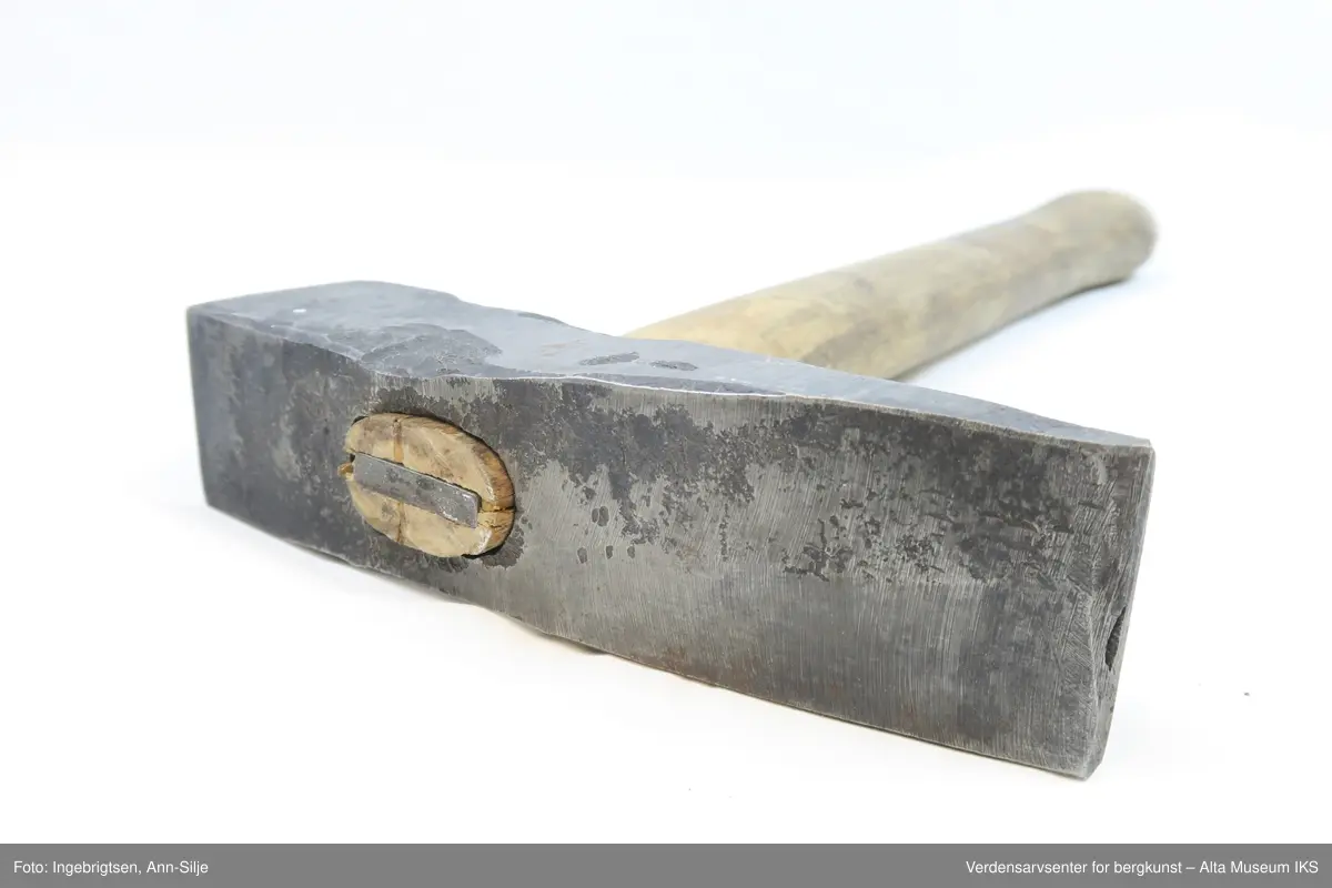 Vanlig hammer-form med treskaft.