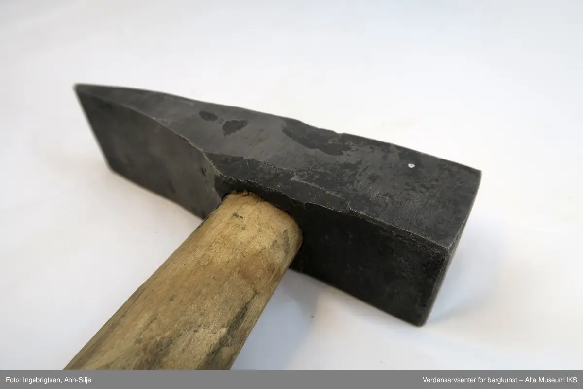 Vanlig hammer-form med treskaft.
