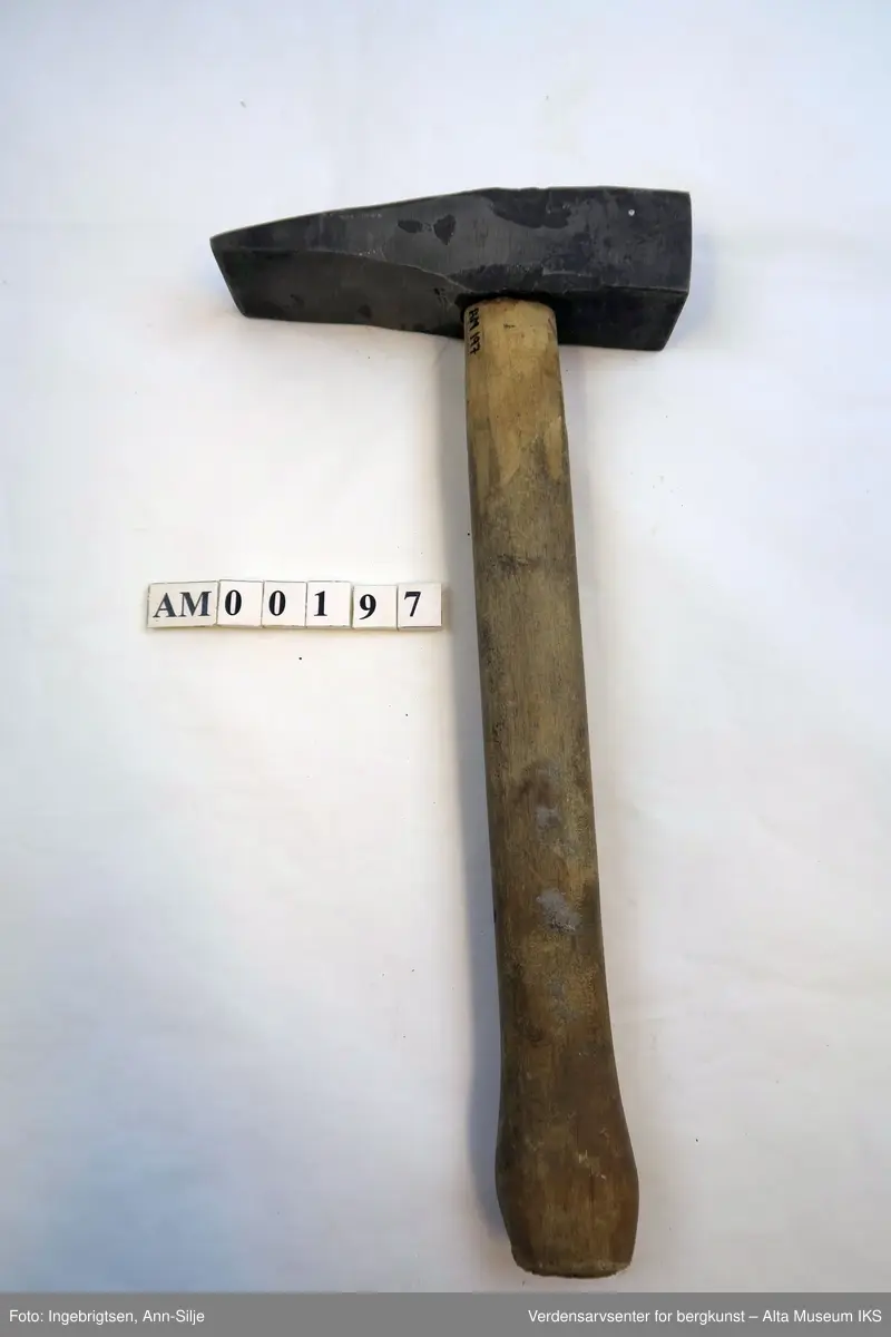 Vanlig hammer-form med treskaft.