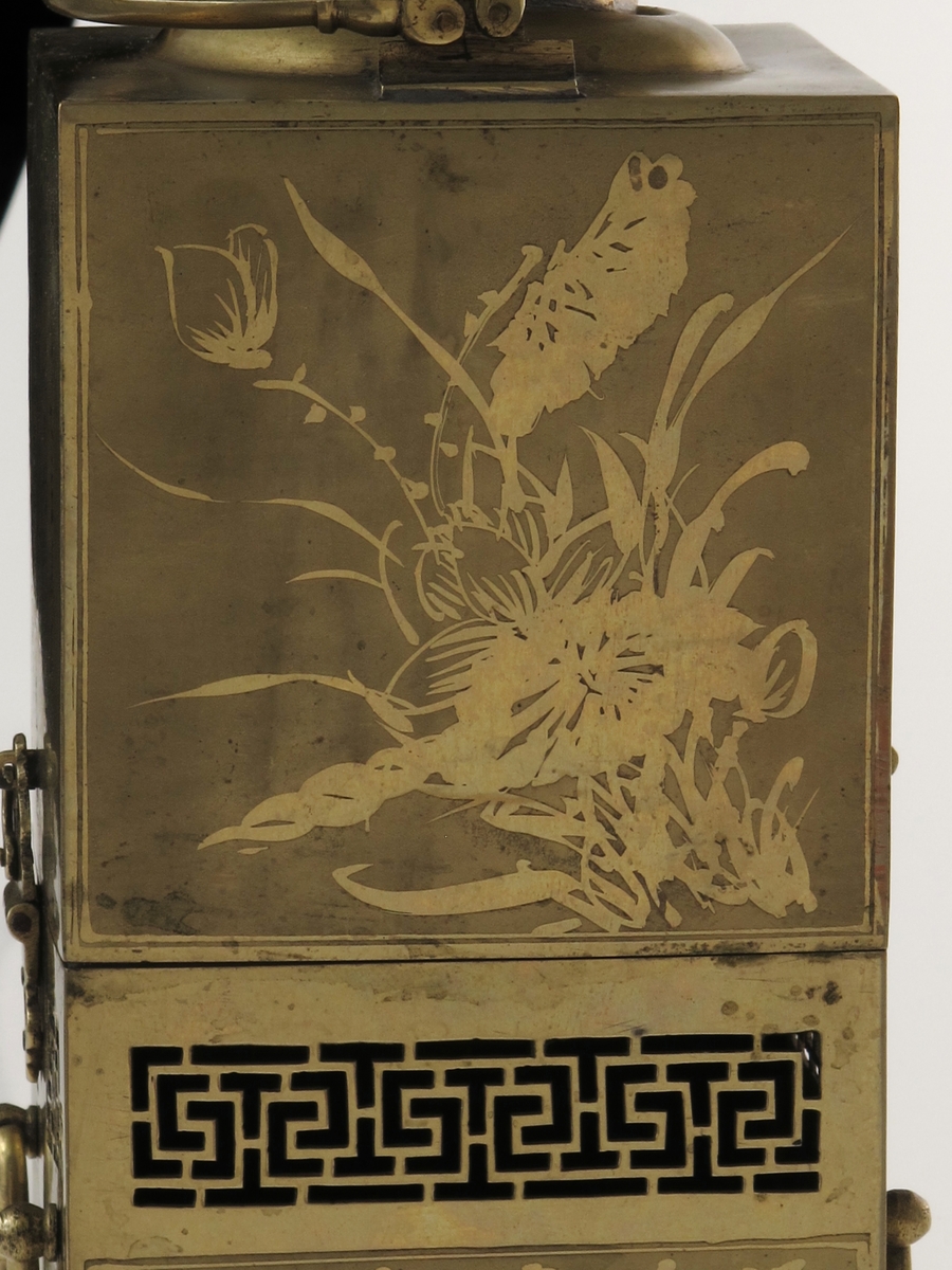 "Kineserier", blomster, kinesiske bokstaver