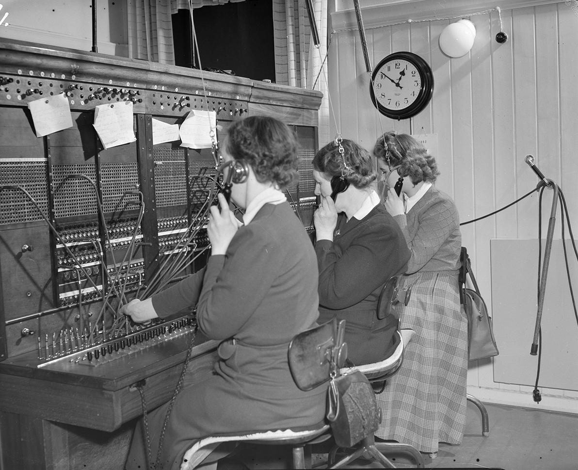 Hamar, Grønnegata 55, Hamar Telefonsentral, Telegrafen, Telegrafverket, sentralbord, 3 ukjente kvinner