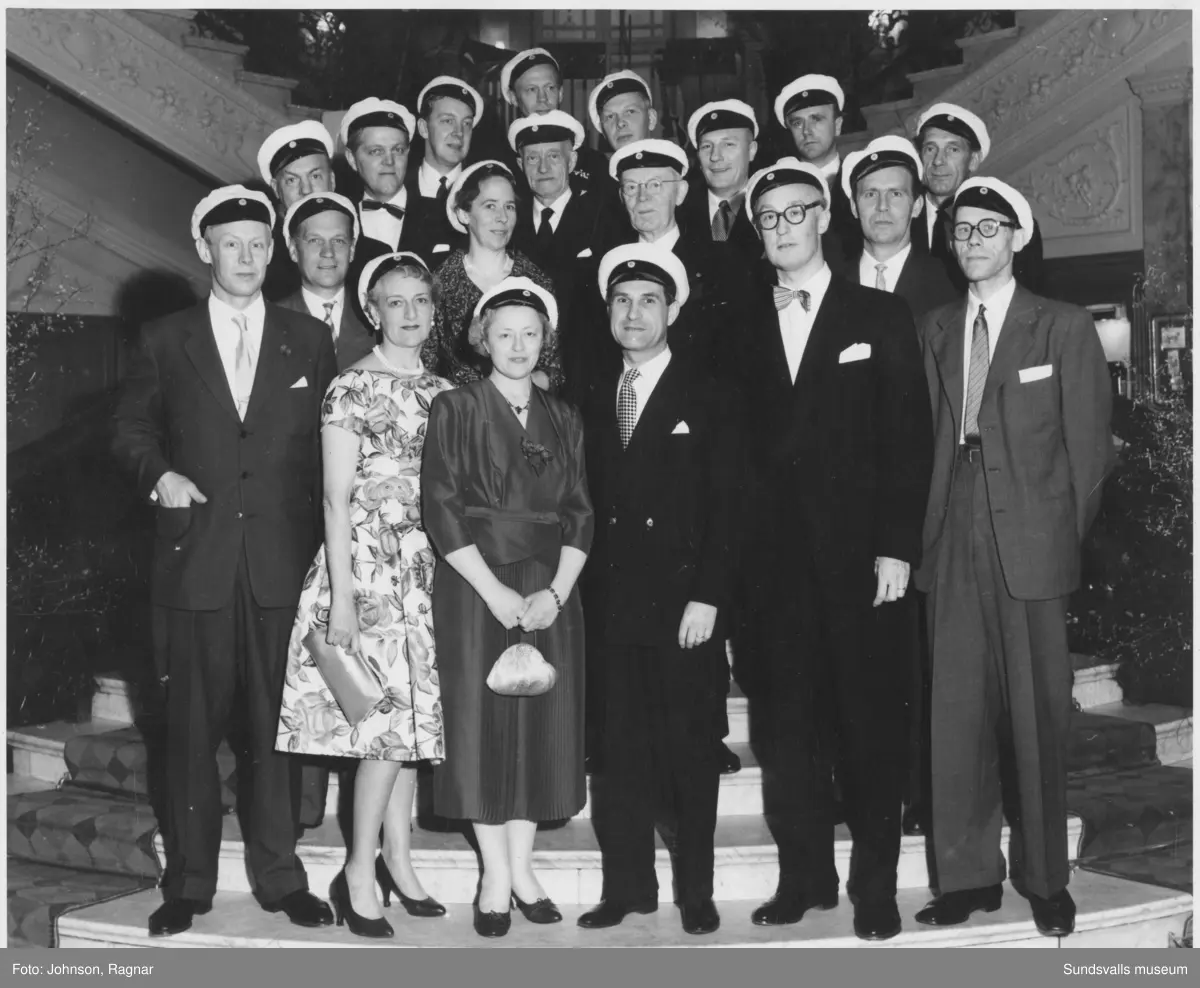 1934 års studenter vid Läroverket i Sundsvall. Två ytterligare gruppbilder tagna vid jubiléerna 1959 resp 1984.
Namn på gruppbilden från 1984: Fr v nedersta raden; Jan Lindelöf (Sundsvall), Ingrid Eriksson-Szymczak (Västerås), Elin Lind Halsius (Uppsala), Anna-Lisa Ström-Pehrsson (Bromma), Tage Kallin (Vällingby) och Lennart Modin (Sundsvall). Andra raden fr v; Jan Velander (Sundsvall), Sture Jonsson (Lidingö), Kurt Vallner (Linköping), Jörg Buddee (Örebro), Gösta Viklander (Hägersten), Folke Fribert (Kristianstad), Nils Nordqvist (Timrå), Börje Linvall (Stockholm) och Åke Hammarberg (Täby).