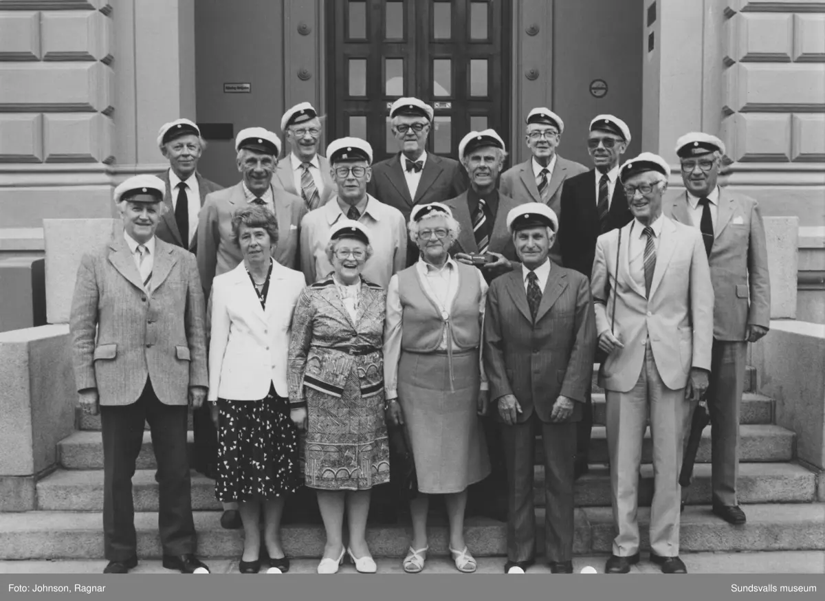 1934 års studenter vid Läroverket i Sundsvall. Två ytterligare gruppbilder tagna vid jubiléerna 1959 resp 1984.
Namn på gruppbilden från 1984: Fr v nedersta raden; Jan Lindelöf (Sundsvall), Ingrid Eriksson-Szymczak (Västerås), Elin Lind Halsius (Uppsala), Anna-Lisa Ström-Pehrsson (Bromma), Tage Kallin (Vällingby) och Lennart Modin (Sundsvall). Andra raden fr v; Jan Velander (Sundsvall), Sture Jonsson (Lidingö), Kurt Vallner (Linköping), Jörg Buddee (Örebro), Gösta Viklander (Hägersten), Folke Fribert (Kristianstad), Nils Nordqvist (Timrå), Börje Linvall (Stockholm) och Åke Hammarberg (Täby).
