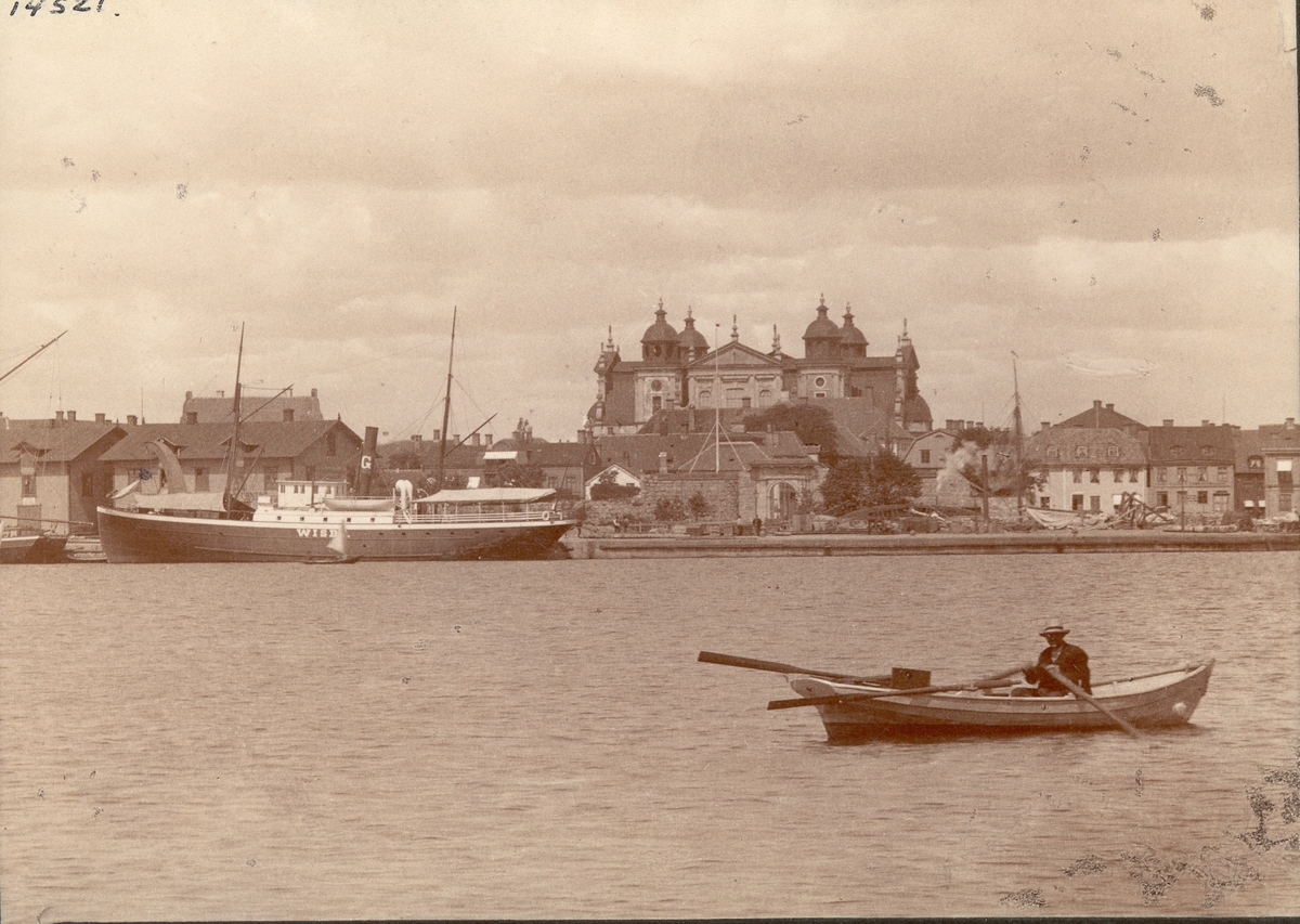 En roddbåt i förgrunden och ångbåten Wisby i bakgrunden. Man ser även Kalmar domkyrka.