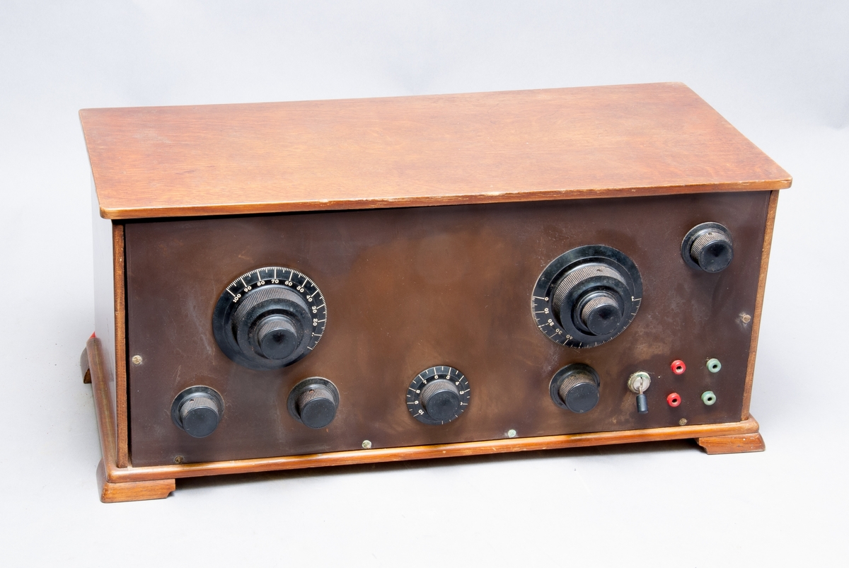 Radiomottagare med tre rör, högfrekvensförstärkning (avstämningsanod), detektor med återkoppling pentodslutsteg, utbytbara spolar. För mellan och långvåg, batteridrift. I låda av mahogny. Vrid- och fasta kondensatorer tillverkade av givaren. Gallerförspänt batteri 9volt. Slutpentod B443 (elektronrör).
9st spolar.