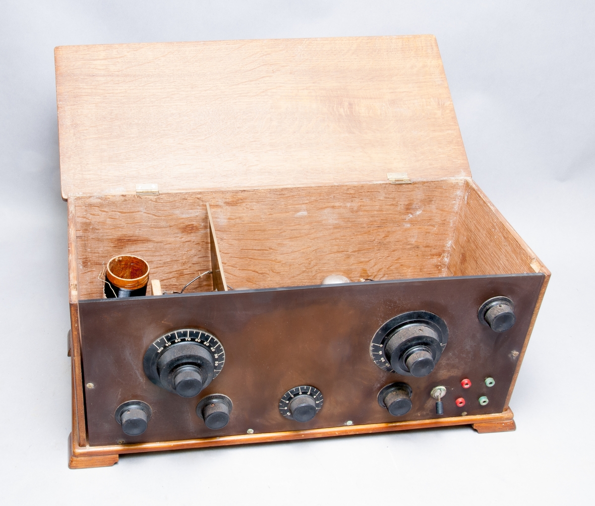 Radiomottagare med tre rör, högfrekvensförstärkning (avstämningsanod), detektor med återkoppling pentodslutsteg, utbytbara spolar. För mellan och långvåg, batteridrift. I låda av mahogny. Vrid- och fasta kondensatorer tillverkade av givaren. Gallerförspänt batteri 9volt. Slutpentod B443 (elektronrör).
9st spolar.