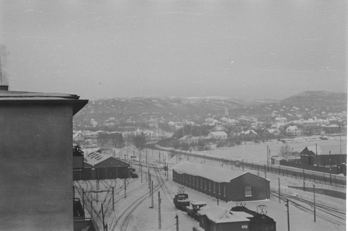 Utsikt over Majorstuen stasjon. I forgrunnen Holmenkollbanens 2. godshus. Vi ser et av lokomotivene L1 eller L2. Vognen ved godshuset er en «panser» - mest sannsynlig godsvogn 91, som senere ble bygd om til personvogn 43