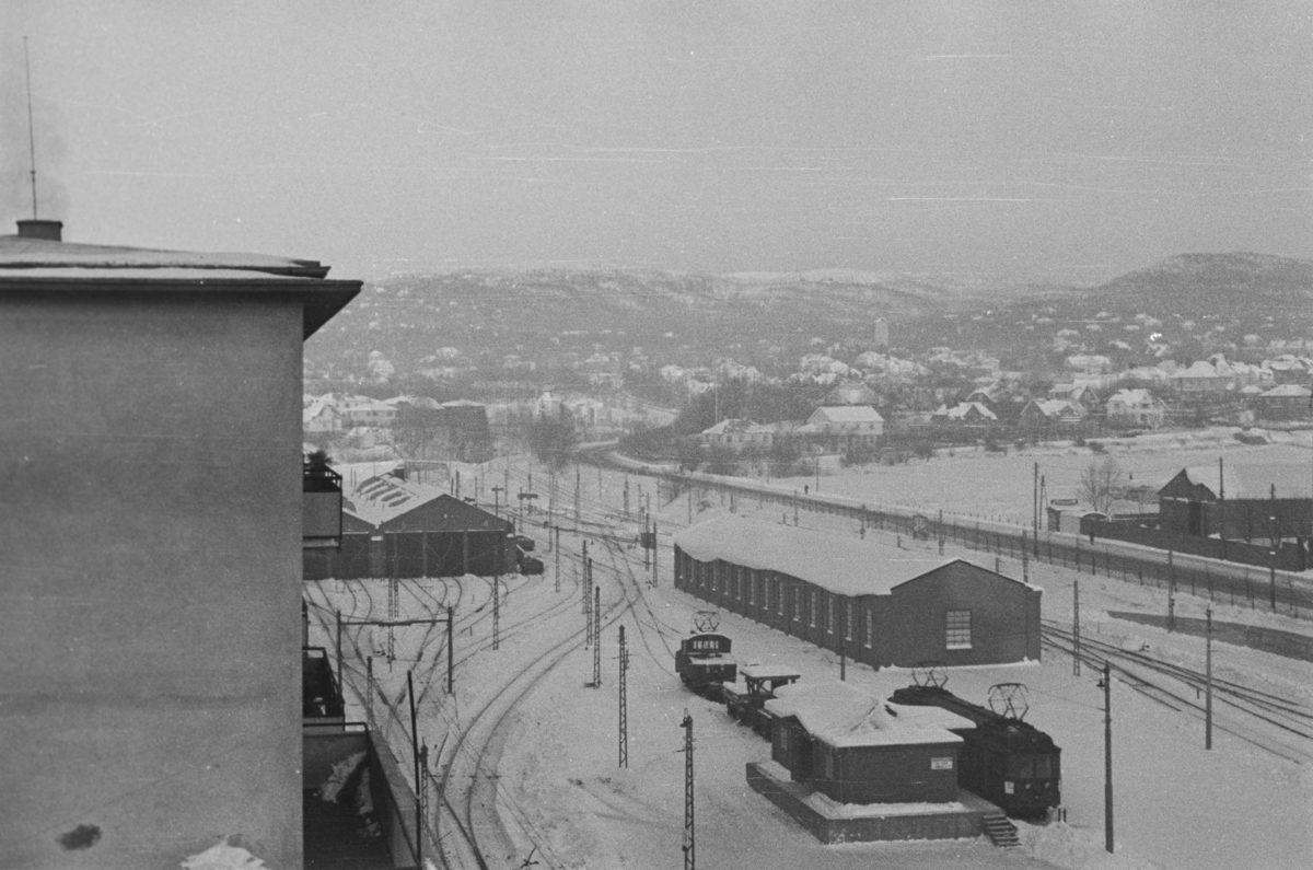 Utsikt over Majorstuen stasjon. I forgrunnen Holmenkollbanens 2. godshus. Vi ser et av lokomotivene L1 eller L2. Vognen ved godshuset er en «panser» - mest sannsynlig godsvogn 91, som senere ble bygd om til personvogn 43