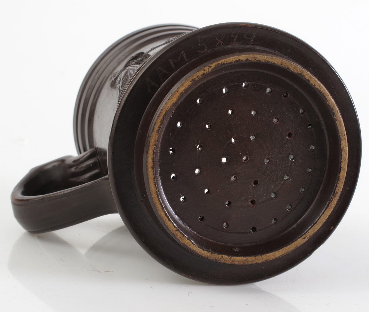 Th. for hanken 3 kvinner i klassiske gevanter ved et  arnested, pm. en oval rosett og tv. for hanken  kvinne får håret stelt, med to tjenerinner.