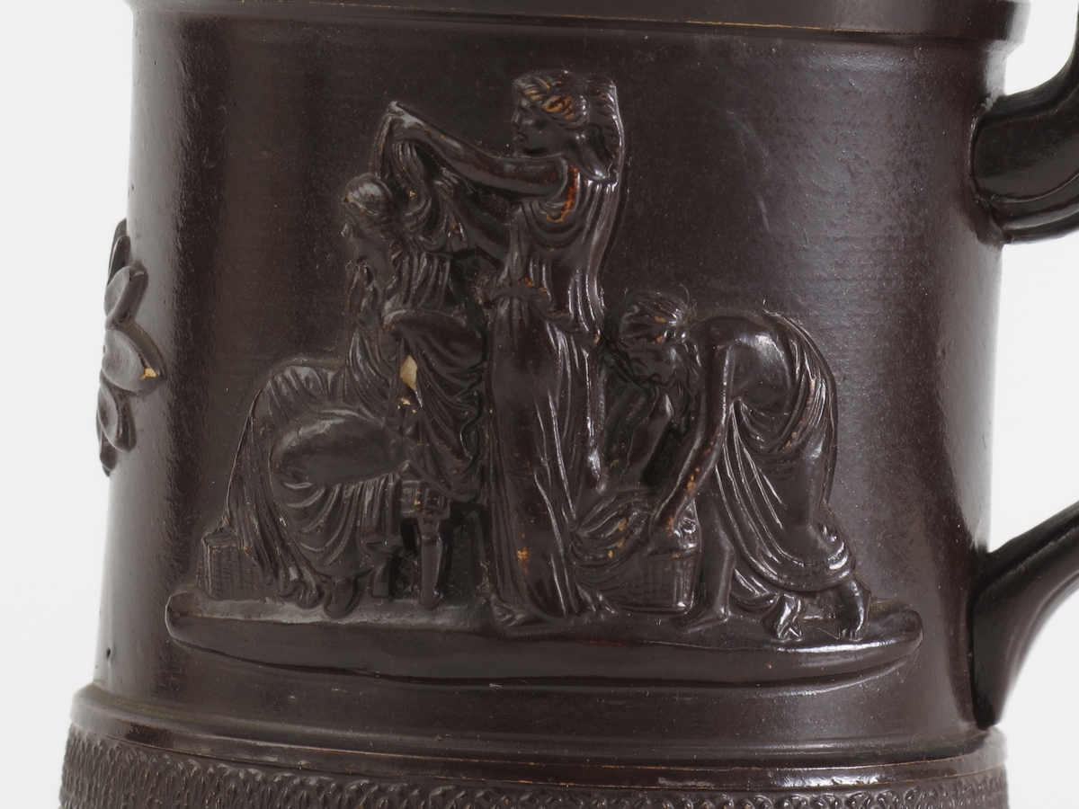 Th. for hanken 3 kvinner i klassiske gevanter ved et  arnested, pm. en oval rosett og tv. for hanken  kvinne får håret stelt, med to tjenerinner.