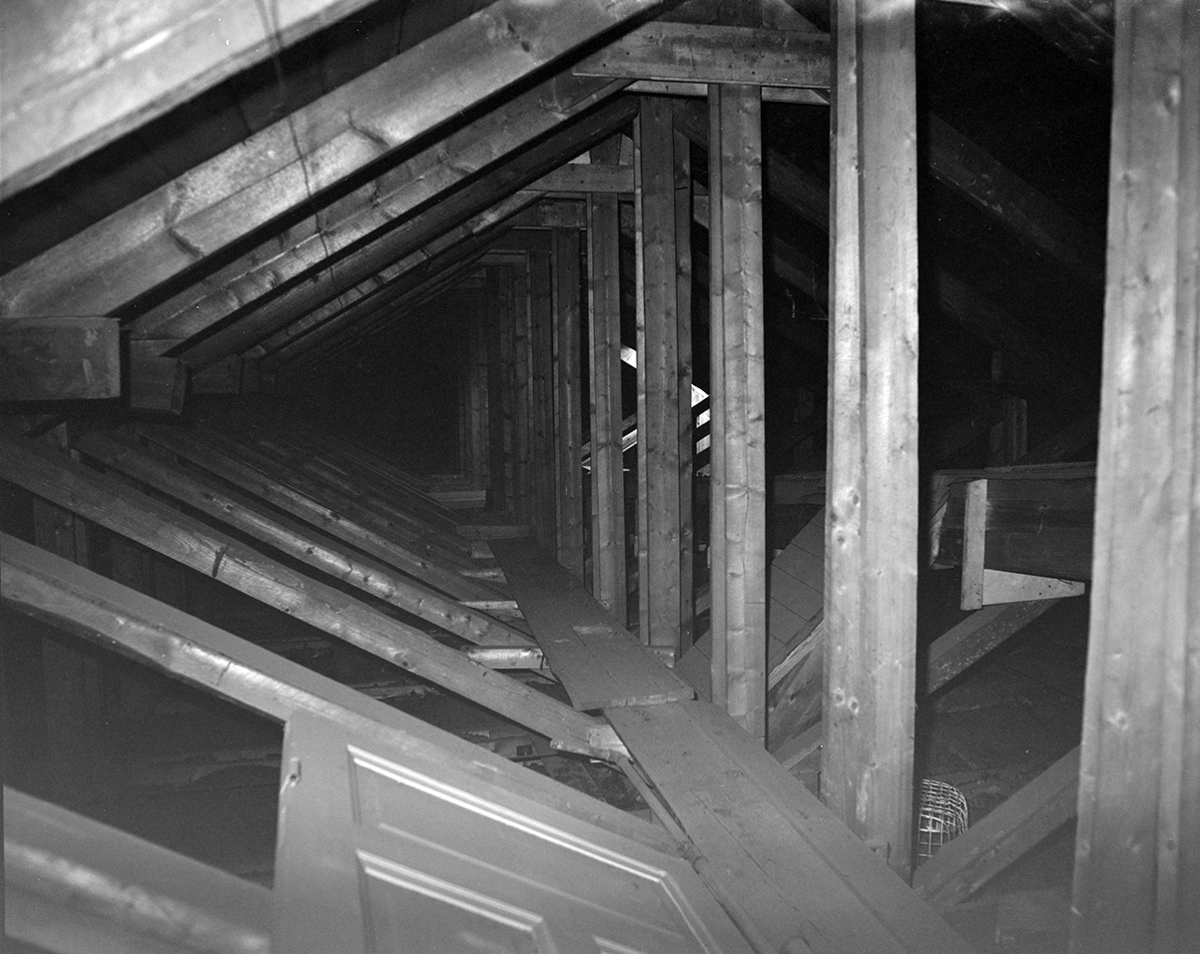 Vangsvegen 54, Hamar. A.Lundgården, interiør,loft, revet juni  1981.