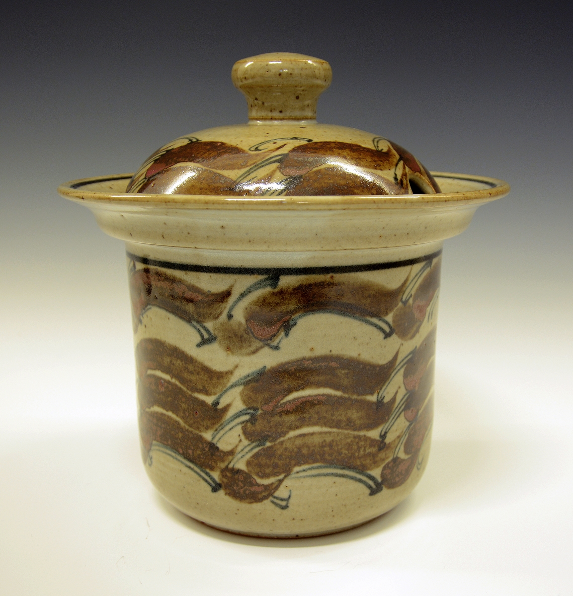 Krukke med lokk, av chamotte til julegløgg. Håndmalt, brun og blå dekor. Formgitt og produsert av Leif Helge Enger.