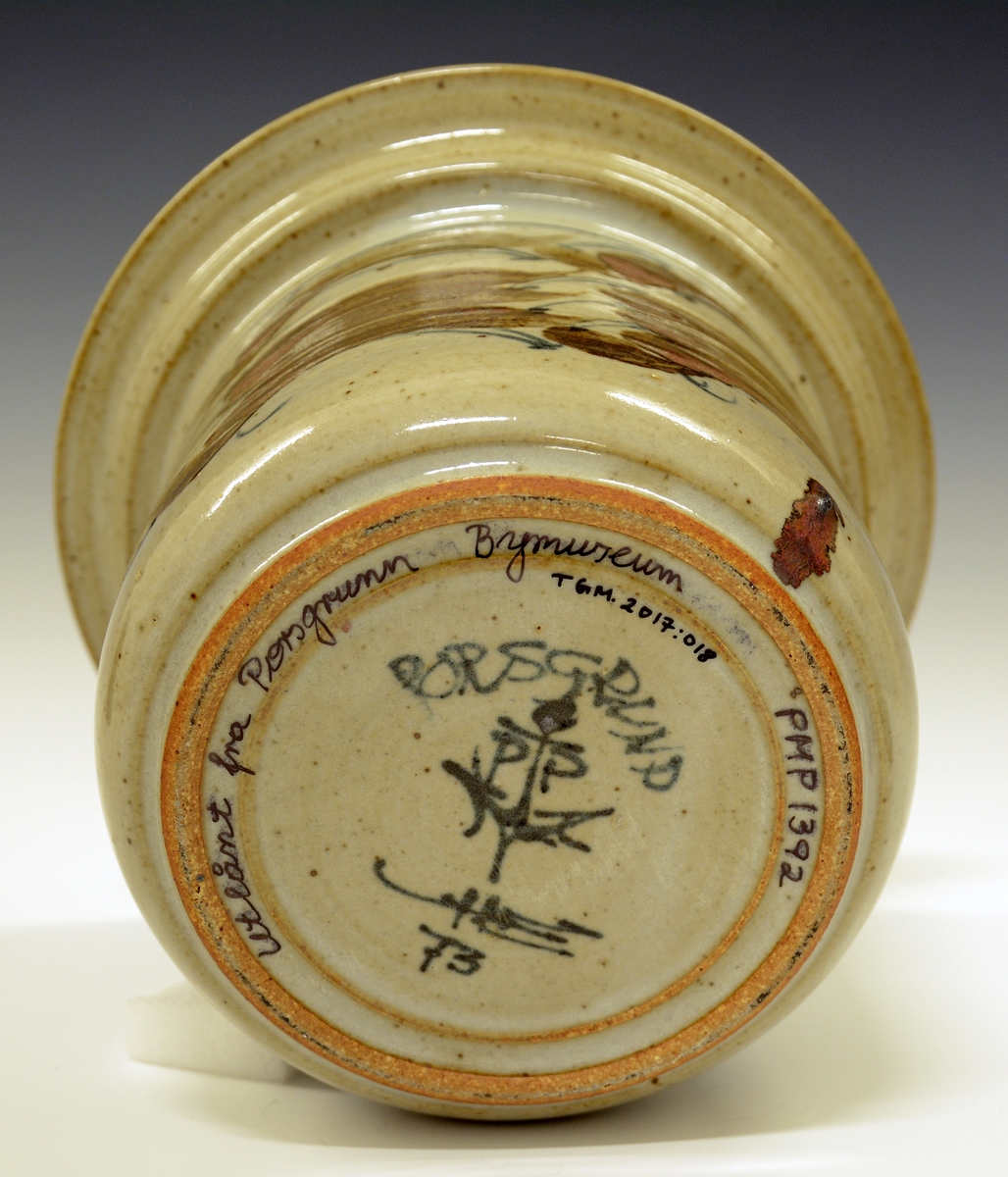 Krukke med lokk, av chamotte til julegløgg. Håndmalt, brun og blå dekor. Formgitt og produsert av Leif Helge Enger.