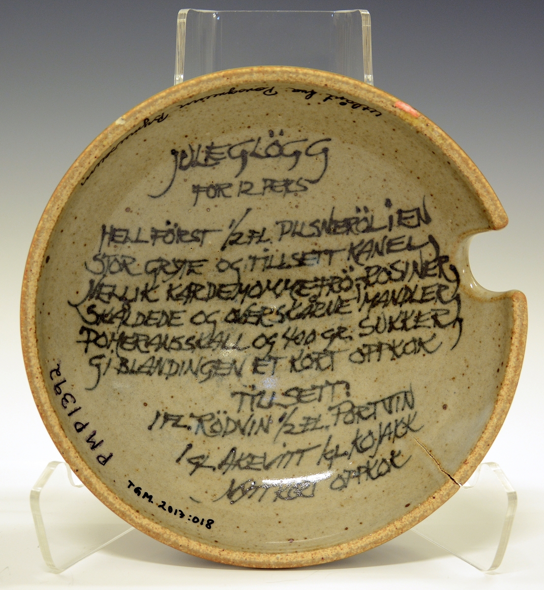 Krukke med lokk, av chamotte til julegløgg. Håndmalt, brun og blå dekor. Formgitt og produsert av Leif Helge Enger.