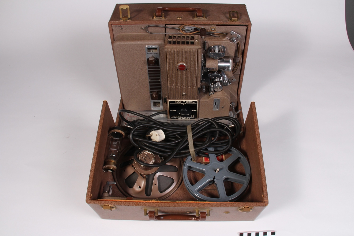 Smalfilmframvisar montert i bærbar koffert med høgtalar.