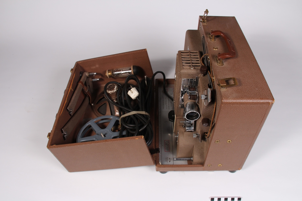 Smalfilmframvisar montert i bærbar koffert med høgtalar.