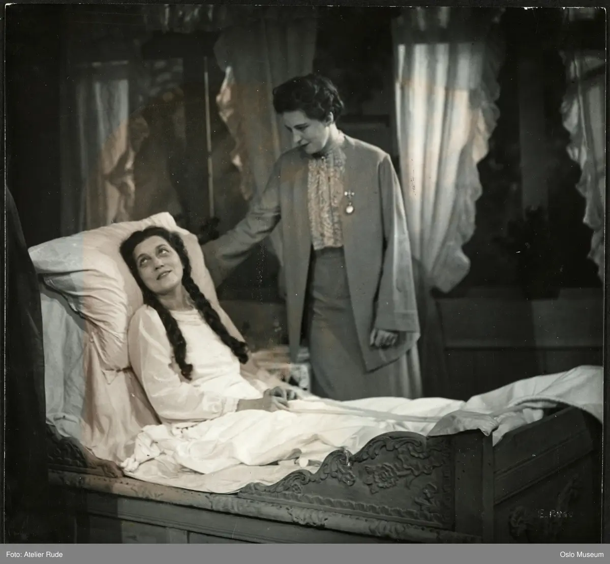 dobbeltportrett, kvinner, skuespillerinner, rollebilde, Klara Sang og Hanna Roberts i "Over Ævne" på Nationaltheatret, stående og sengeliggende halvfigur, kostymer