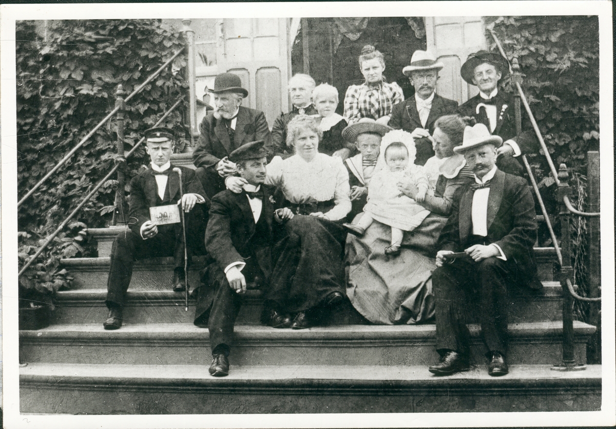 Gruppe. Meyerfamilien på trappen.