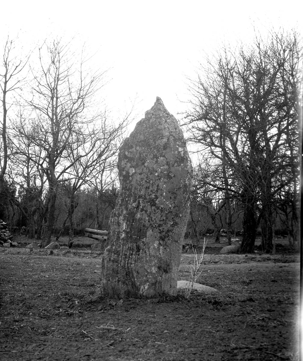 Holmen. Rest sten (framför gården).