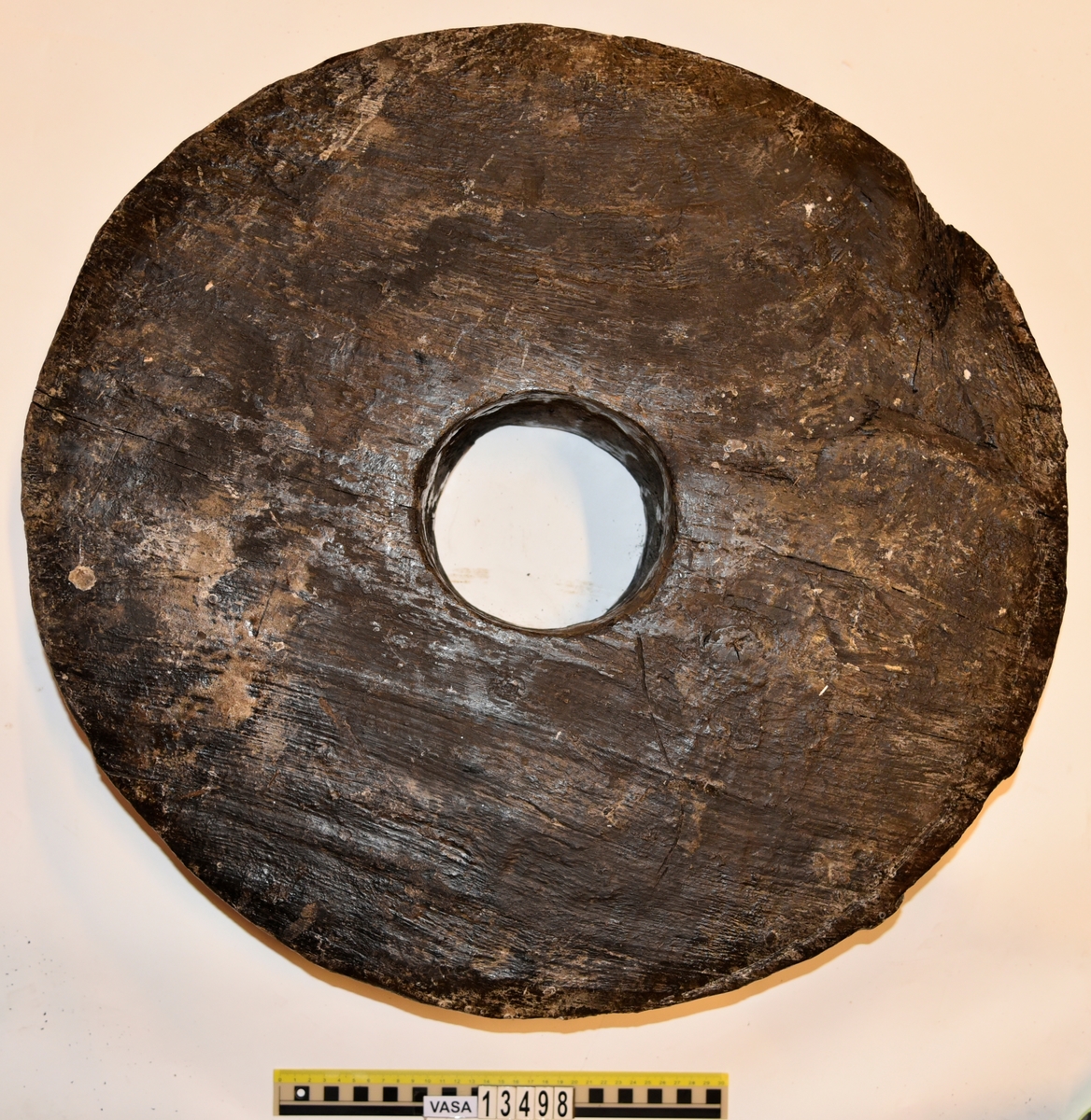 Lavetthjul fram, ofasade kanter, fåtal/mindre bristningar och sprickor än de flesta lavetthjul.

Front truck unbevelled edges, fewer/smaller splits & breaks than most trucks.