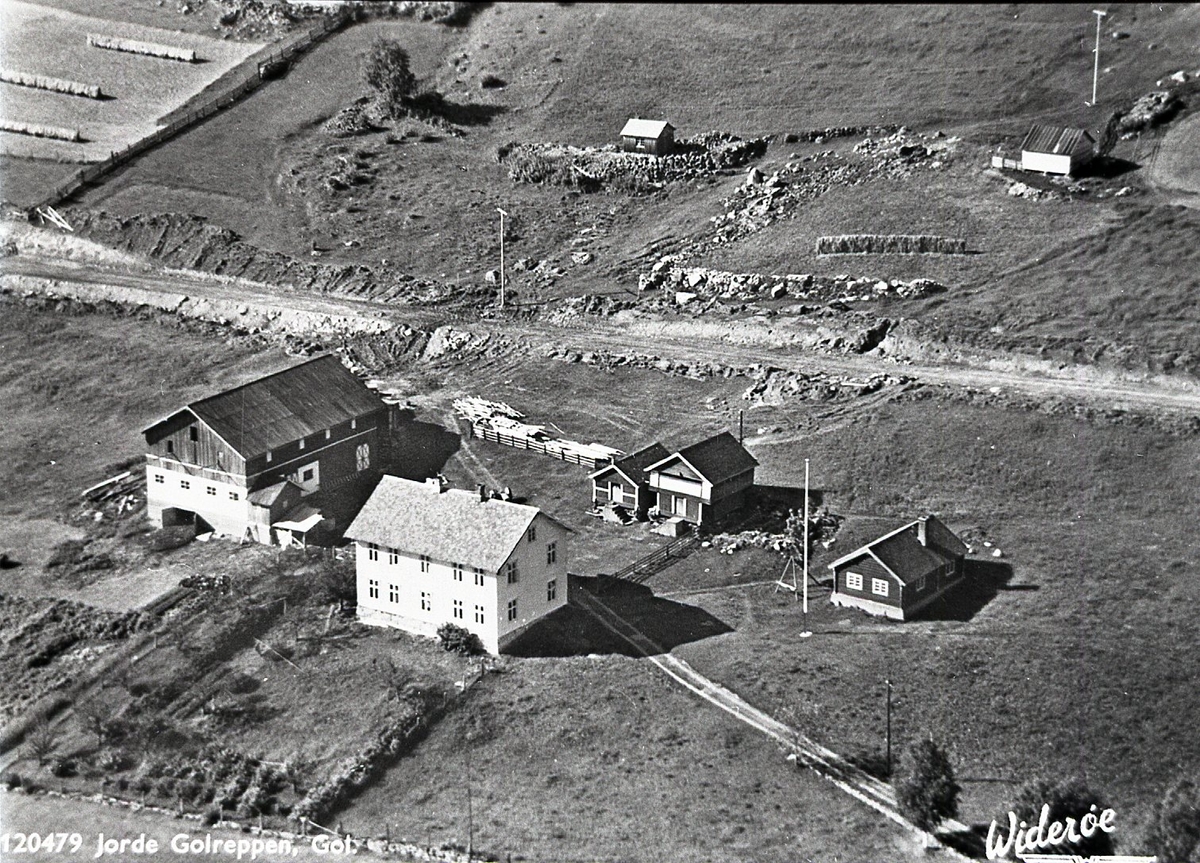 Flyfoto av Jorde.
Bolighus,hallingstugu,stabbur og låve.