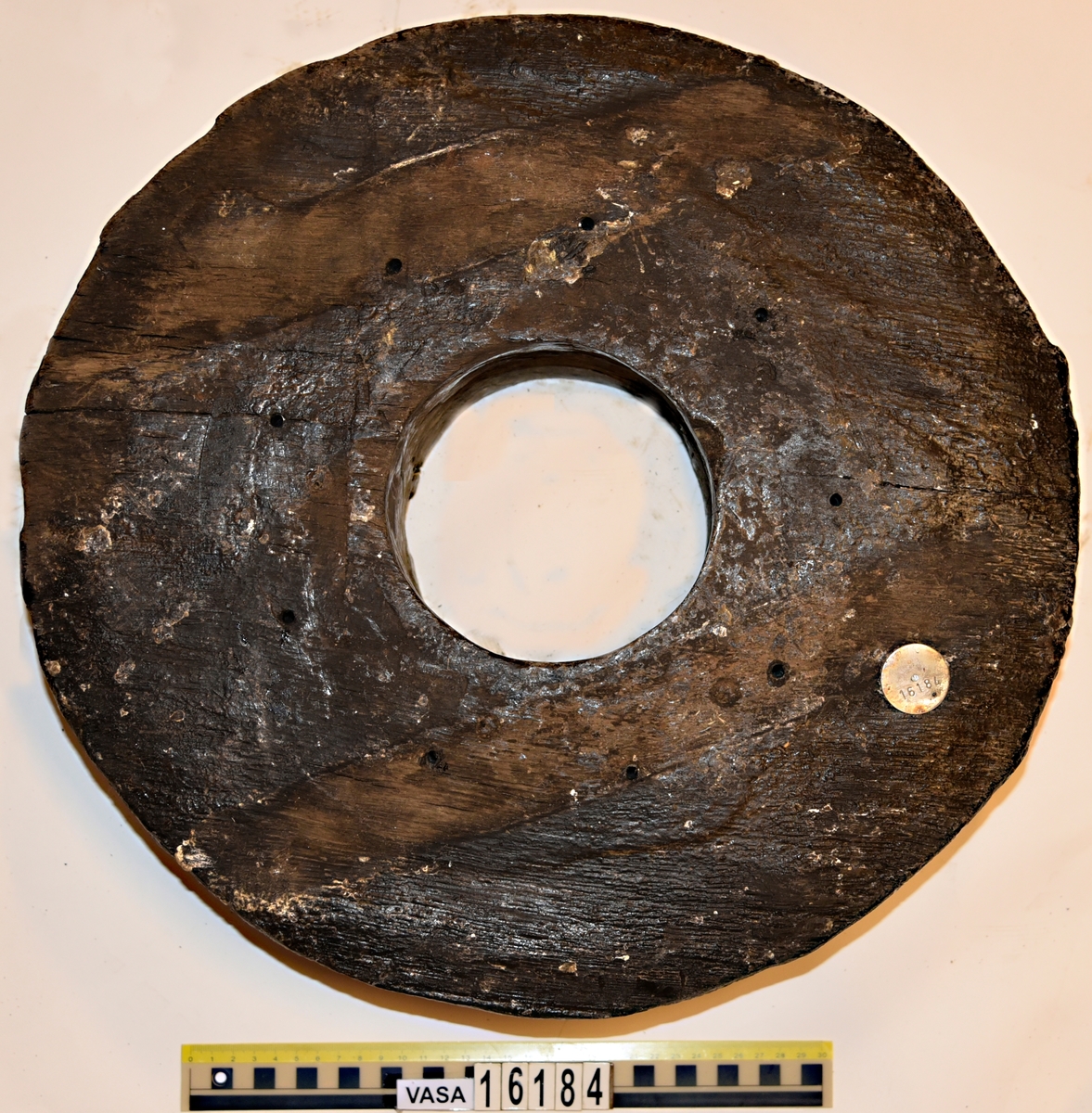 Bakre lavetthjul, sprickor från mitten. 
Rear truck and cracks from centre.