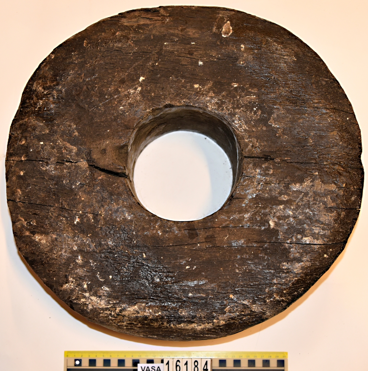 Bakre lavetthjul, sprickor från mitten. 
Rear truck and cracks from centre.