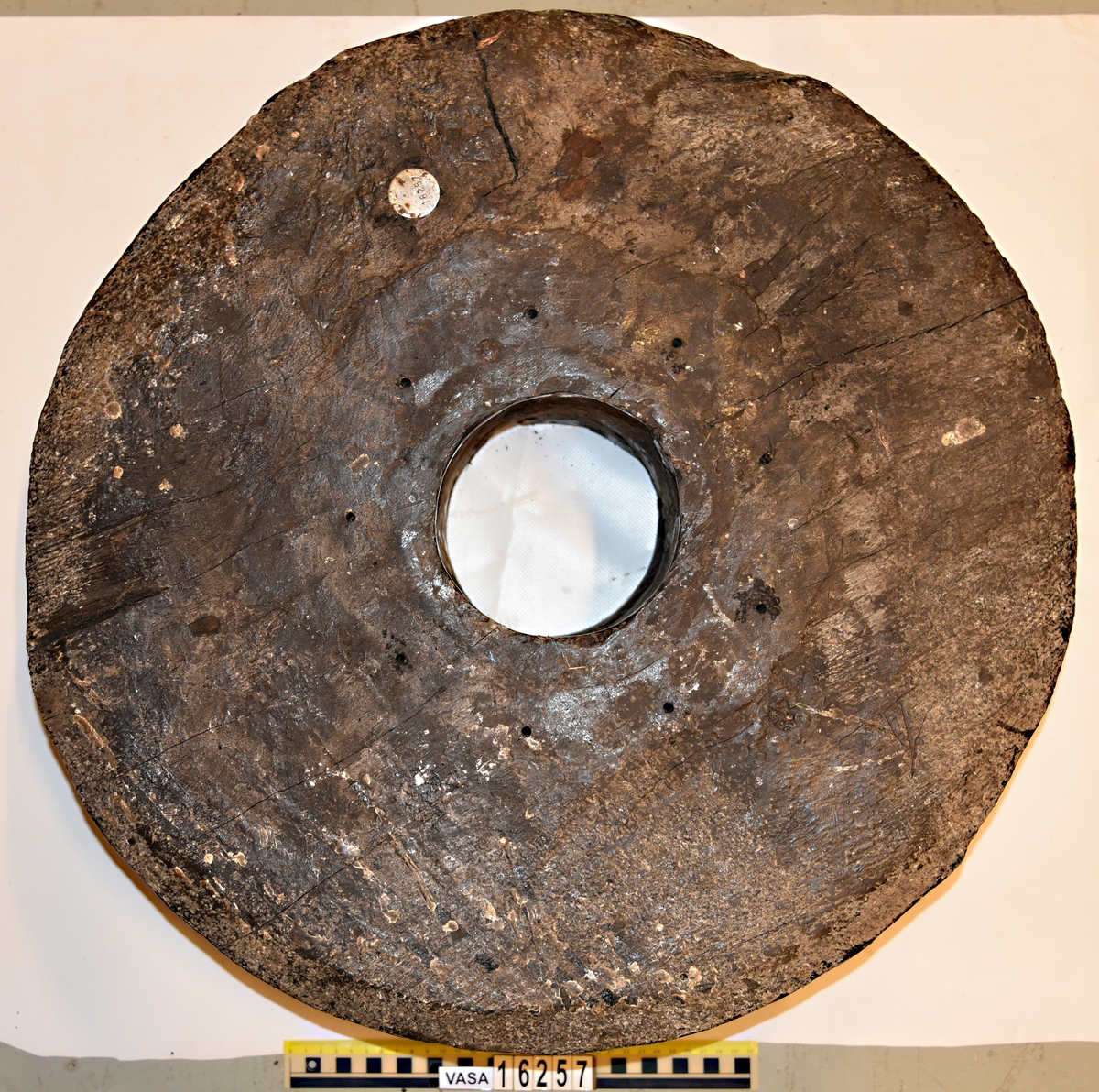 Lavetthjul, höger fram. Eroderad, båda sidor har ett stort antal sprickor och svåra skador. 

Eroded front truck, both sides hold large numbers of flaws and heavy damage.