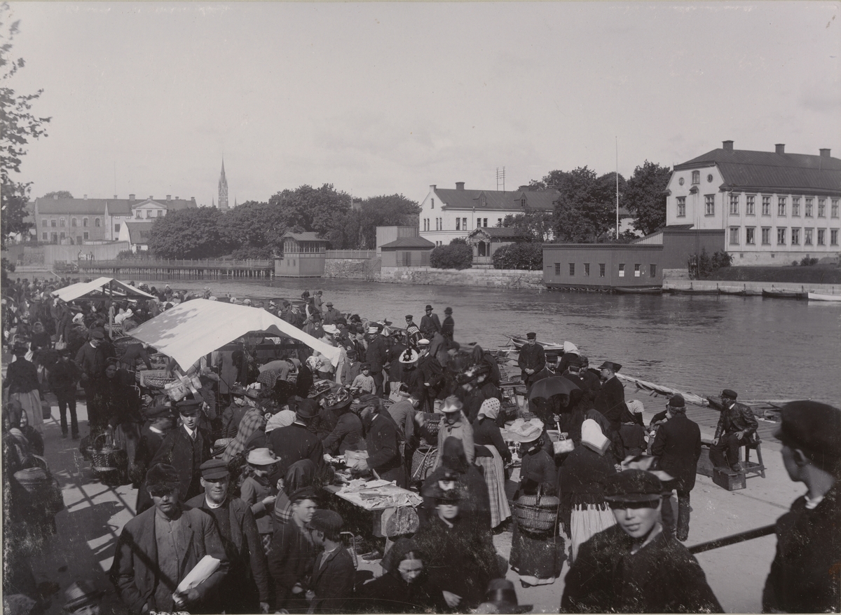 Stadsvy från Norrköping, människor besöker marknad.
