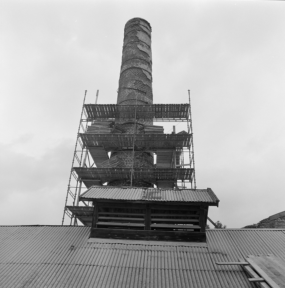 Klevfos Industrimuseum, Klevbakken, Ådalsbruk, Løten. Eksteriør, restaurering, pipe, stillas.