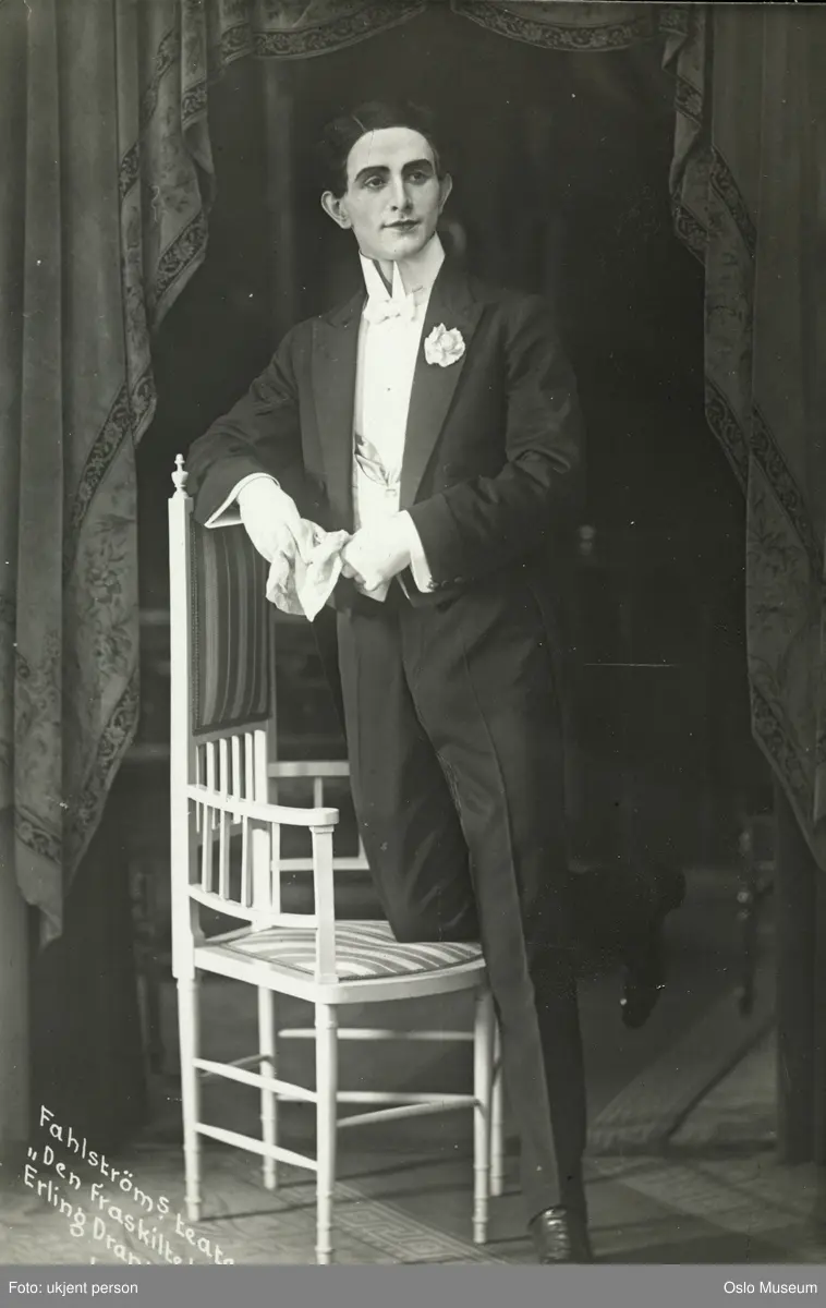 portrett, mann, skuespiller, rollebilde, "Den fraskilte kone" på Fahlstrøms Theater, stående helfigur, kostyme
