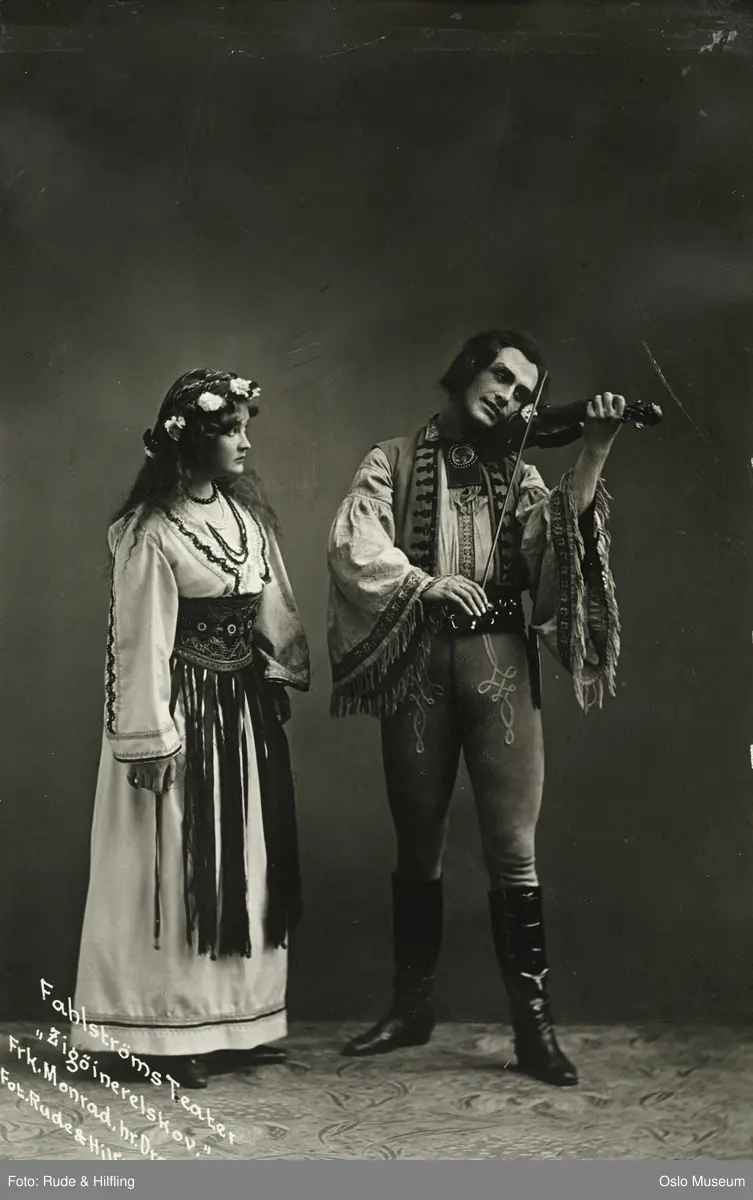 dobbeltportrett, mann, kvinne, skuespillere, rollebilde, "Zigøynerelskov" på Fahlstrøms Theater, stående helfigur, kostymer, fiolin