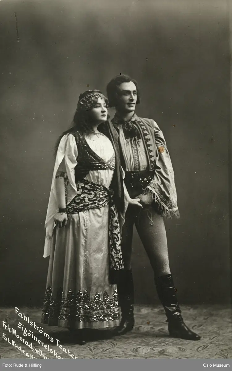 dobbeltportrett, mann, kvinne, skuespillere, rollebilde, "Zigøynerelskov" på Fahlstrøms Theater, stående helfigur, kostymer